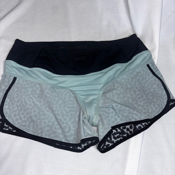 Lululemon Tracker Shorts Black Mint Green Leopard Spot Print Womens Size 10 - Picture 5 of 5